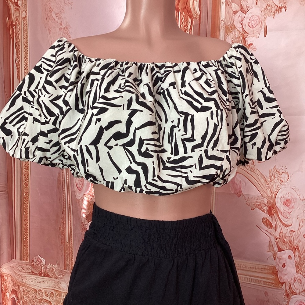 A New Day Zebra Print Off-Shoulder Crop Top size M Peasant style
